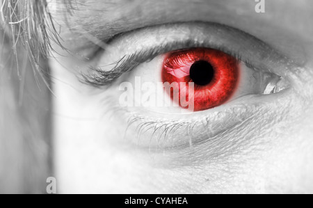 Photo en gros plan d'un oeil rouge vampires Banque D'Images