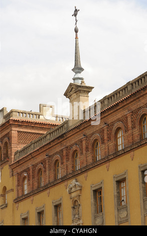 Spire avec croix sur sur un bâtiment sur la Plaza de la Regla en face de la cathédrale de León. Leon, Castille et Leon, Espagne Banque D'Images