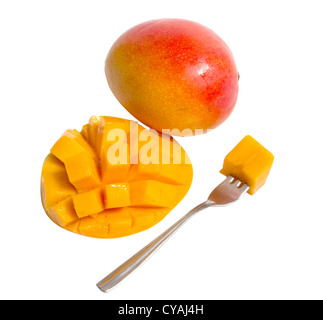 Gros plan de mangue avec fourche sur fond blanc Banque D'Images