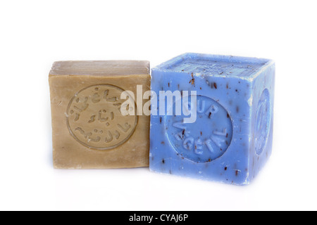 Savon d'Alep et de Marseille. Isolé sur fond blanc. Banque D'Images