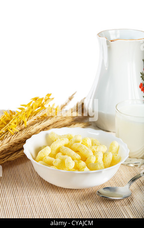 Le petit-déjeuner. Un verre de lait et le corn sticks Banque D'Images