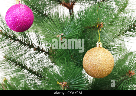 Détail de l'arbre de Noël en plastique pendus avec boules luisantes, horizontal tourné avec copie espace et selective focus on golden bauble Banque D'Images