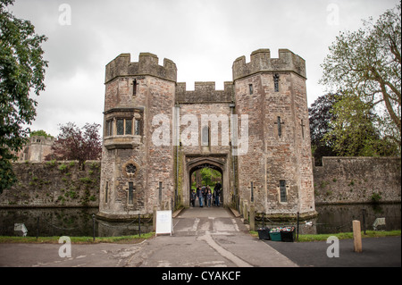 WELLS, Royaume-Uni - la porte d'entrée principale fortifiée au Bishop Palace à Wells, Somerset, Angleterre. L'historique Bishop's Palace de Wells, Royaume-Uni, présente une lande médiévale et une architecture étonnante. Le palais a été la résidence de l'évêque de Bath et Wells pendant plus de 800 ans, ce qui en fait un monument important dans l'histoire de l'Église d'Angleterre. Banque D'Images