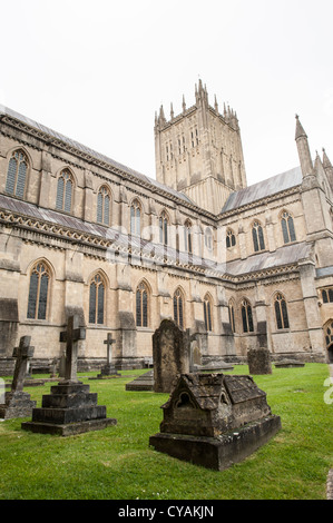 WELLS, Angleterre — la cathédrale de Wells, une merveille architecturale de l'époque gothique, est située au cœur de Wells, Somerset. La cathédrale, renommée pour sa façade ouest et ses arches en ciseaux uniques, est un lieu de culte et de pèlerinage depuis des siècles, qui incarne la riche histoire religieuse et architecturale de la ville. Banque D'Images