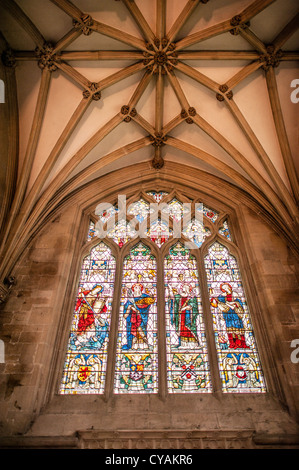 WELLS, Angleterre — la cathédrale de Wells, une merveille architecturale de l'époque gothique, est située au cœur de Wells, Somerset. La cathédrale, renommée pour sa façade ouest et ses arches en ciseaux uniques, est un lieu de culte et de pèlerinage depuis des siècles, qui incarne la riche histoire religieuse et architecturale de la ville. Banque D'Images