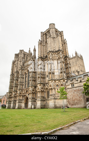 WELLS, Royaume-Uni — la façade ouest ornée de la cathédrale de Wells est l'un des exemples les plus impressionnants de l'architecture ecclésiastique médiévale d'Angleterre. La cathédrale, située dans la petite ville de Wells dans le Somerset, présente des éléments datant du Xe siècle, bien que la plupart de la structure actuelle ait été construite entre le XIIe et le XVe siècle. Sa façade élaborée présente des centaines de figures sculptées dans des niches, représentant l'une des plus grandes collections de sculptures médiévales en Europe. Banque D'Images
