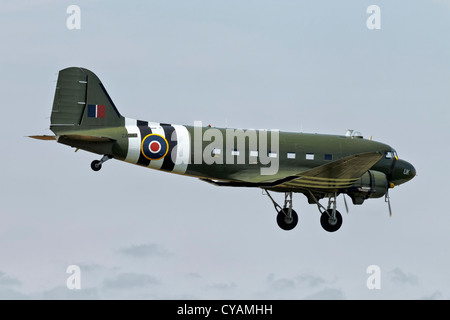 Dakota Douglas de la RAF's Battle of Britain Memorial Flight sur finale Banque D'Images