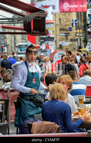 Café et la vie de la rue, Royal Mile, Édimbourg, Écosse Banque D'Images