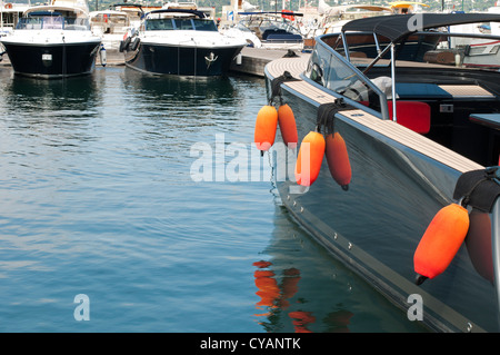 Yachts ancrés à Saint-tropez marina . Banque D'Images