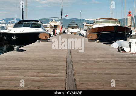 Yachts ancrés à Saint-tropez marina . Banque D'Images