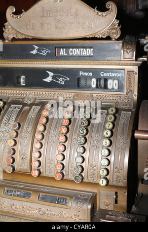 Vintage Antique vieille machine Caisse NCR dans la pharmacie, Metanzas Cuba Novembre 2010 Banque D'Images