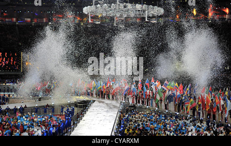 Les drapeaux des 204 pays participants arrivent à la cérémonie de clôture des Jeux olympiques de 2012 à Londres. Banque D'Images