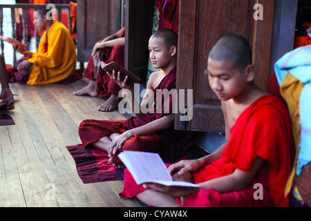 L'étude de jeunes moines bouddhistes au monastère au Myanmar Banque D'Images