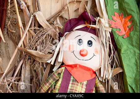 Un épouvantail solitaire contre un fond d'automne festif. Bon pour l'Halloween et Thanksgiving. Banque D'Images