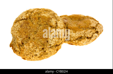 Deux bananes et noix muffins faits maison sur un fond blanc. Banque D'Images