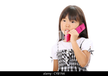 Peu triste fille appelant par téléphone cellulaire Banque D'Images