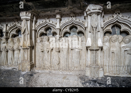 Panneau de décoration sur le tombeau d'Hugues de Castillon illustrant une scène de ses funérailles. Cathédrale de Bagnères-de-Luchon. Banque D'Images