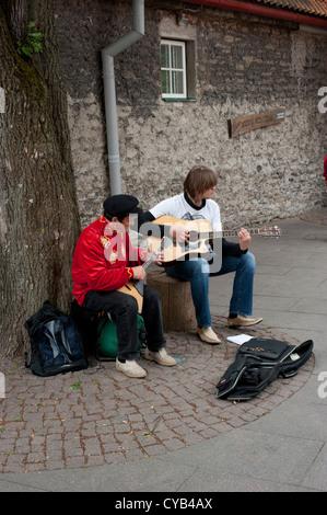 Deux artistes de rue jouant leurs guitares à Tallinn, Estonie Banque D'Images