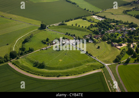 Vue aérienne du village d'Avebury et cercle de pierre henge néolithique, Wiltshire, Angleterre Banque D'Images