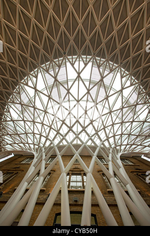 La gare de Kings Cross nouveau hall de l'architecture, Londres, Angleterre Banque D'Images