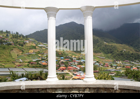 Vue depuis le jardin de contemplation, Kundasang War Memorial, Ranau, Sabah, Bornéo, Malaisie, en Asie du sud-est Banque D'Images