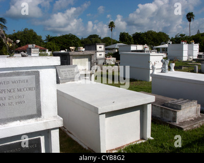 Au-dessus du sol dans des tombes du cimetière de Key West en Floride usa Banque D'Images