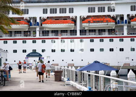 Les passagers d'Carnival Freedom bateau de croisière amarré key west florida usa Banque D'Images