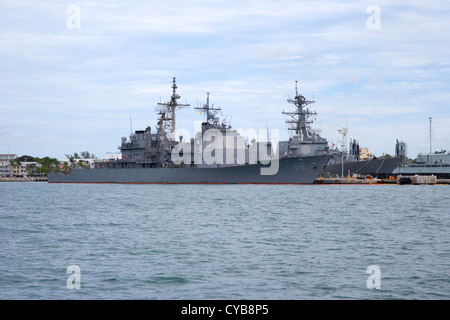 Croiseur lance-missiles USS anzio et navires de marine mole pier port de Key West en Floride usa Banque D'Images