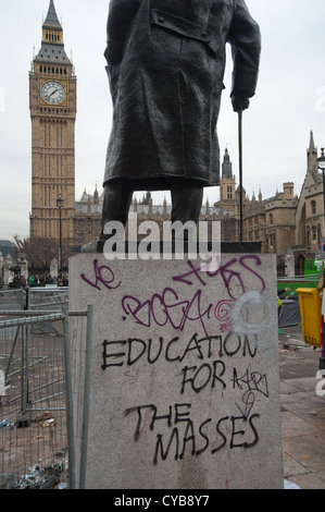 Graffiti sur une base de statue de Churchill en place du Parlement après manifestation étudiante Banque D'Images