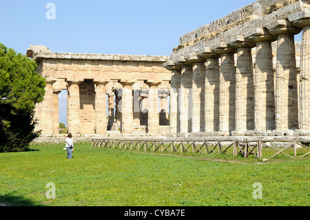 Temple d'Héra (aka la basilique), 530 avant J.-C., Temple de Neptune en arrière-plan.Paestum, au sud de Naples. Banque D'Images