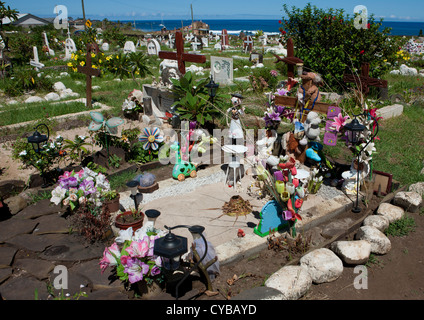 Tombes décorées dans le cimetière de Hanga Roa, l'île de Pâques, Chili Banque D'Images