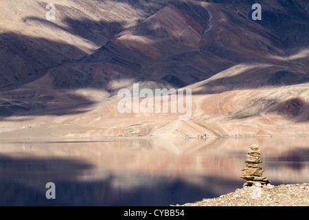 Tso Moriri Lac de montagne avec de magnifiques montagnes contexte et réflexions dans le lac avec stupa bouddhiste à l'avant-garde Banque D'Images