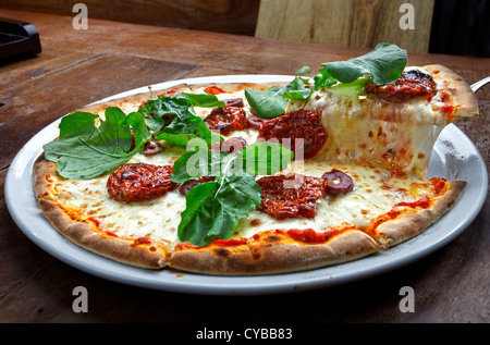 Pizza cuite au feu de bois Banque D'Images