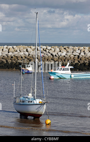 Bateaux amarrés derrière le frein à l'eau de mer sur Rhos, au nord du Pays de Galles. Banque D'Images