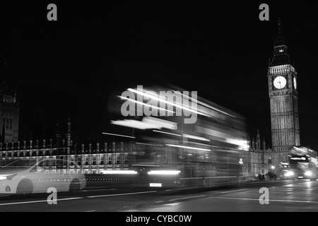 Une vue de la nuit de Westminster Bridge notamment Big Ben, une voiture et double decker bus rouge Banque D'Images