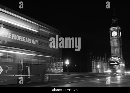 Une vue de la nuit de Westminster Bridge notamment Big Ben et deux double decker bus rouge Banque D'Images