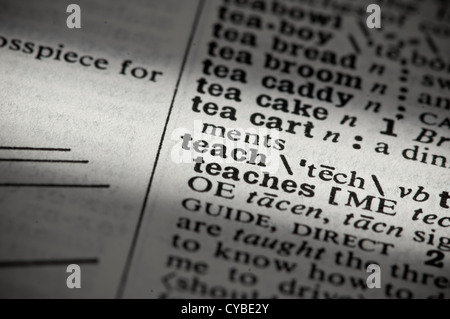 Gros plan d'une page dans un dictionnaire anglais avec le mot 'school' en surbrillance. Banque D'Images