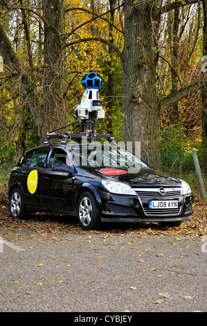 Google noir voiture avec l'équipement de l'appareil photo monté sur le toit parking dans Banque D'Images