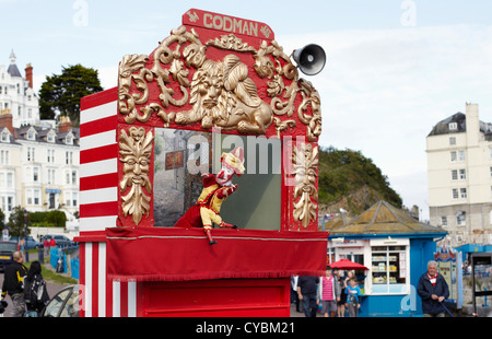 Codman Original Old stand Punch et Judy montrent au bord de mer de Llandudno Banque D'Images