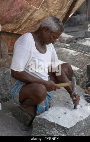 Un tailleur de pierre au travail dans le Kerala Inde Banque D'Images