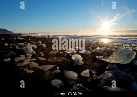 Les icebergs sur la plage de sable volcanique à l'Islande Jokulsarlon Banque D'Images