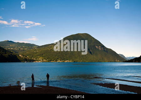 Tôt le matin, les pêcheurs sur le lac de Lugano à Porlezza Italie Banque D'Images