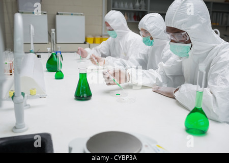 Test de chimistes un liquide vert dans des boîtes de Petri Banque D'Images