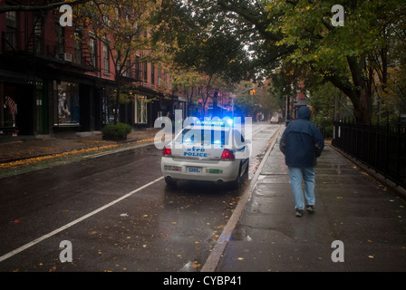 Une voiture de police garée dans le quartier de Greenwich Village de NY encourage les résidents d'évacuer à cause de l'Ouragan Sandy Banque D'Images