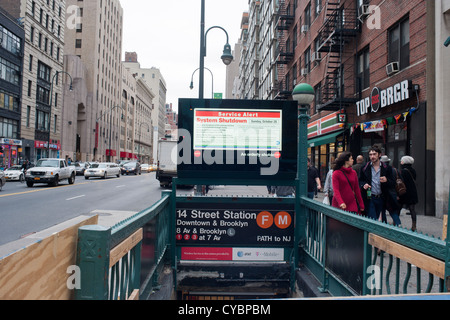 Entrée du métro un affichage de l'information met en garde de l'arrêt imminent du système de transit Banque D'Images