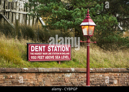 Connectez-vous à la plate-forme montrant la plus haute station de ligne principale d'Angleterre, à dent Station, Yorkshire Dales, Cumbria, avec un lampost traditionnel Banque D'Images