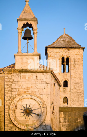 Belle tour de l'horloge dans la vieille ville de Split, Croatie Banque D'Images