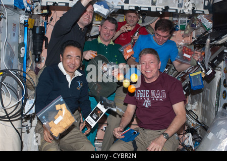 L'équipage Expedition 28 dans le module Unity Banque D'Images