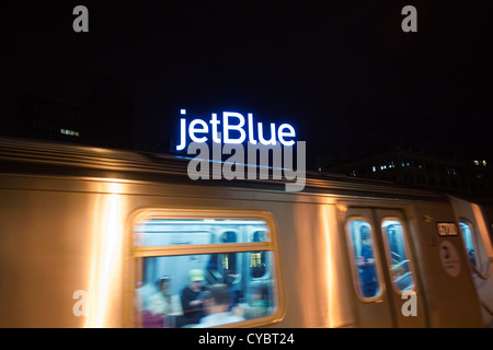 Le géant de JetBlue Airways enseigne lumineuse sur les compagnies aériennes siège dans la ville de Long Island à New York Banque D'Images