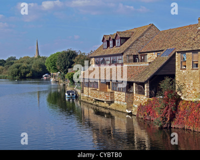 Rivière Ouse Bridge de St Ives , la flèche de tous les saints de l'église paroissiale est à l'arrière du terrain. Banque D'Images